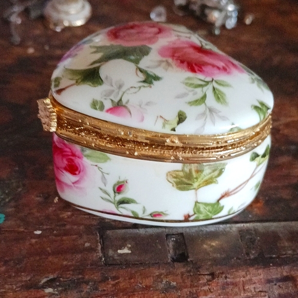 Heart trinket box w rose pattern - Picture 7 of 7